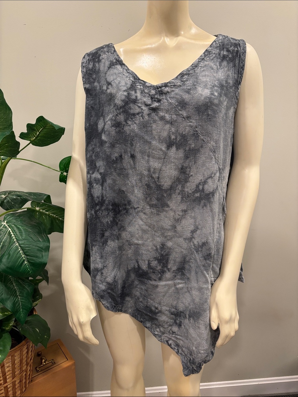 Oh My Gauze Gray Tie-Dye Sleeveless V-Neck Top with Asymmetrical Hem